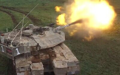 Un tank de Tsahal en train de tirer un obus lors d'une exercice dans une photo sans date. (Armée israélienne)
