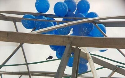 Des ballons transportant un engin incendiaire ont été trouvés à proximité du kibboutz Nir Oz, le samedi 8 août 2020. (Photo via le conseil régional d'Eshkol)