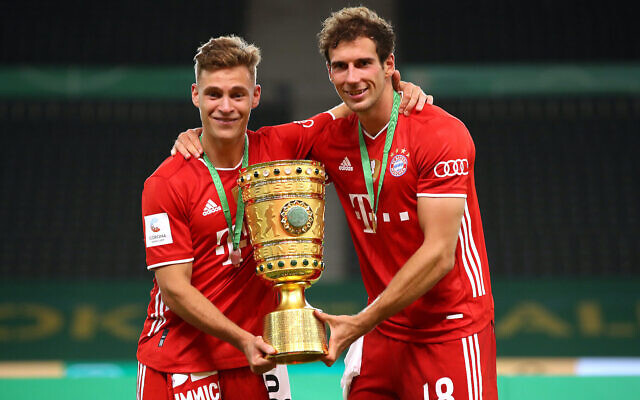 Joshua Kimmich, gauche, et Leon Goretzka du FC Bayern Munich célèbrent leur victoire de la DFB Cup à l'Olympiastadion de Berlin, le 4 juillet 2020. (Alexander Hassenstein/Getty Images via JTA)