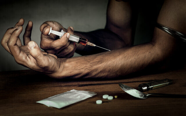 Un homme avec une seringue pour s'injecter de l'héroïne. (iStock) Un homme avec une seringue pour s'injecter de l'héroïne. (iStock)