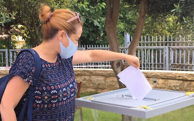 Yael Ilinsky vote pour la deuxième fois au consulat russe à Haïfa, en juin 2020. (Yael Ilinsky/Facebook)