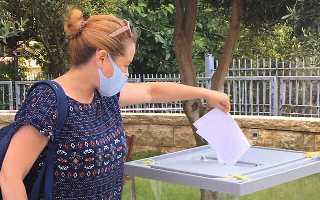 Yael Ilinsky vote pour la deuxième fois au consulat russe à Haïfa, en juin 2020. (Yael Ilinsky/Facebook)