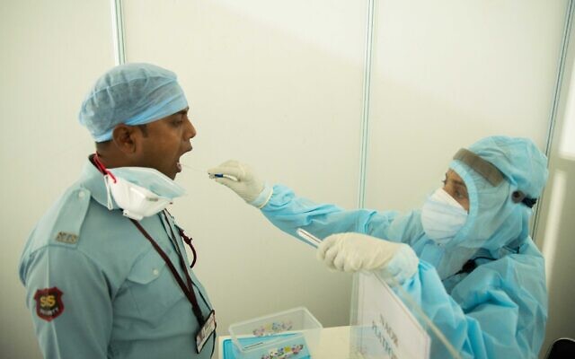 Un patient du COVID-19 fournit des échantillons à un médecine participant à la mission israélienne du coronavirus en Inde. (Bureau du porte-parole du ministère israélien de la Défense) Un patient du COVID-19 fournit des échantillons à un médecine participant à la mission israélienne du coronavirus en Inde. (Bureau du porte-parole du ministère israélien de la Défense)