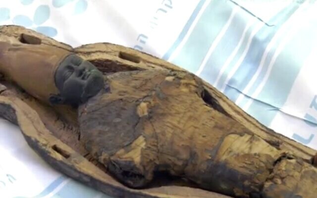 La "momie maïs" au visage de bébé ne contient aucun reste humain ou animal, mais plutôt du maïs et de la boue. (Capture d'écran) La "momie maïs" au visage de bébé ne contient aucun reste humain ou animal, mais plutôt du maïs et de la boue. (Capture d'écran)