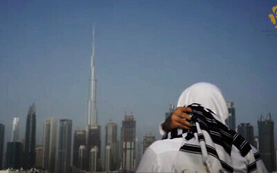 Un homme arborant un talit juif regarde la ligne d'horizon de Dubaï aux Émirats arabes unis. (Capture d'écran vidéo)