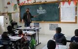 Illustration : Une classe palestinienne à l'école Salem, à Jérusalem-Est, le 6 décembre 2017. (Crédit : Nasser Ishtayeh/Flash90)