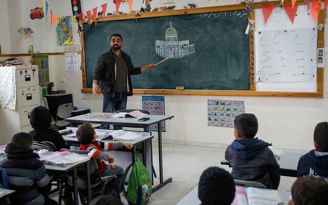 Illustration : Une classe palestinienne à l'école Salem, à Jérusalem-Est, le 6 décembre 2017. (Crédit : Nasser Ishtayeh/Flash90)