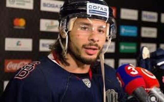 Le capitaine de l'équipe de hockey sur glace israélienne, Eliezer Sherbatov (Crédit : Facebook)