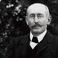 Alfred Dreyfus dans le jardin de Villemarie, Carpentras 1899-1900. (Collection de la famille Dreyfus)
