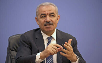 Le Premier ministre de l'Autorité palestinienne Mohammad Shtayyeh lors d'une conférence de presse à l'Association de la presse étrangère dans la ville de Ramallah en Cisjordanie, le 9 juin 2020. (Abbas Momani/Pool Photo via AP)