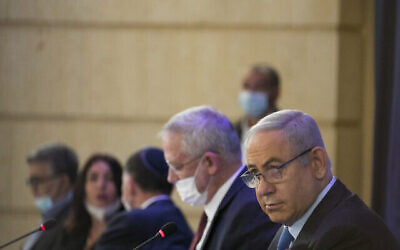 Le Premier ministre Benjamin Netanyahu (à droite) et le ministre de la Défense Benny Gantz lors de la réunion hebdomadaire du cabinet au ministère des affaires étrangères à Jérusalem le 28 juin 2020. (Olivier Fitoussi/Flash90)