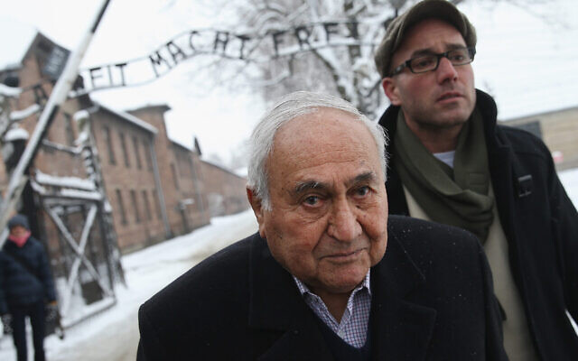 Gabor Hirsch, survivant d'Auschwitz né en Hongrie, visite l'ancien camp de concentration d'Auschwitz I, devenu un musée, le 26 janvier 2015 à Oswiecim, en Pologne. (Sean Gallup/Getty Images via JTA) Gabor Hirsch, survivant d'Auschwitz né en Hongrie, visite l'ancien camp de concentration d'Auschwitz I, devenu un musée, le 26 janvier 2015 à Oswiecim, en Pologne. (Sean Gallup/Getty Images via JTA)