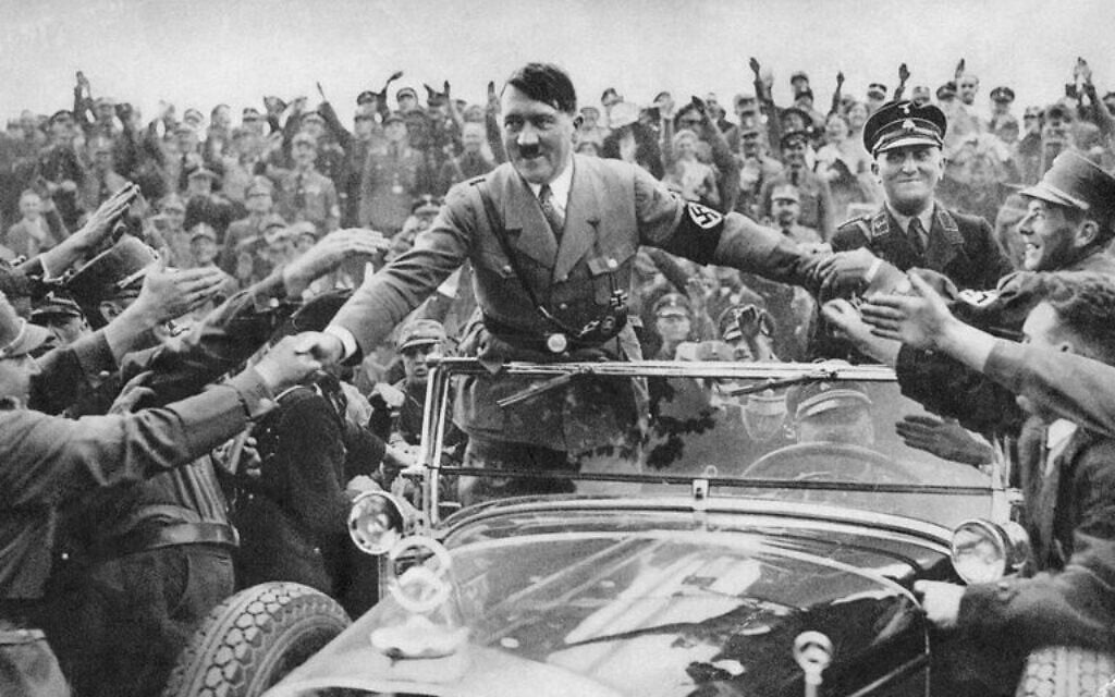 Adolf Hitler adulé par ses soldats lors d'un bain de foule. (Crédit : Domaine public)