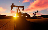 Photo d'illustration : Un champ de pétrole dans le désert. (Crédit : solvod; iStock by Getty Images)
