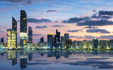 Abou Dhabi (Emirats arabes unis) au crépuscule. (Crédit : vwalakte; iStock by Getty Images)
