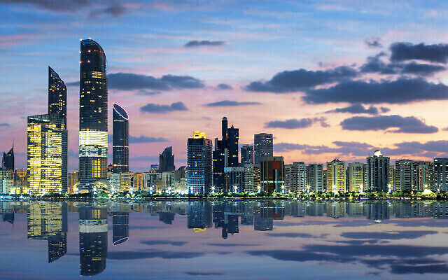 Abou Dhabi (Emirats arabes unis) au crépuscule. (Crédit : vwalakte; iStock by Getty Images)