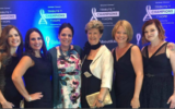 Le professeur Illana Gozes (3e en partant de la droite), lauréate du Prix scientifique 'Champion de l'Espoir' de l'Association Global Genes, principale organisation d'aide internationale pour les patients atteints de maladies rares, en 2016. (Crédit : Université de Tel Aviv)