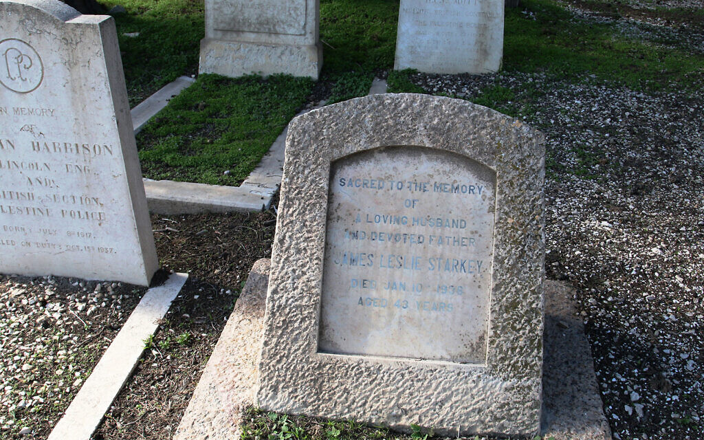 La tombe de James Starkey, l'archéologue ayant découvert des vestiges de la ville judéenne de Lachish. (Crédit : Shmuel Bar-Am)