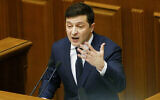 Le président ukrainien Volodymyr Zelensky s'adresse au Parlement à Kiev, Ukraine, le 4 mars 2020. (Crédit : AP Photo/Efrem Lukatsky)