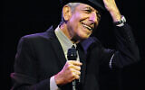 Leonard Cohen se produit lors de la première journée du Coachella Valley Music & Arts Festival à Indio, en Californie, le vendredi 17 avril 2009. (AP Photo/Chris Pizzello)