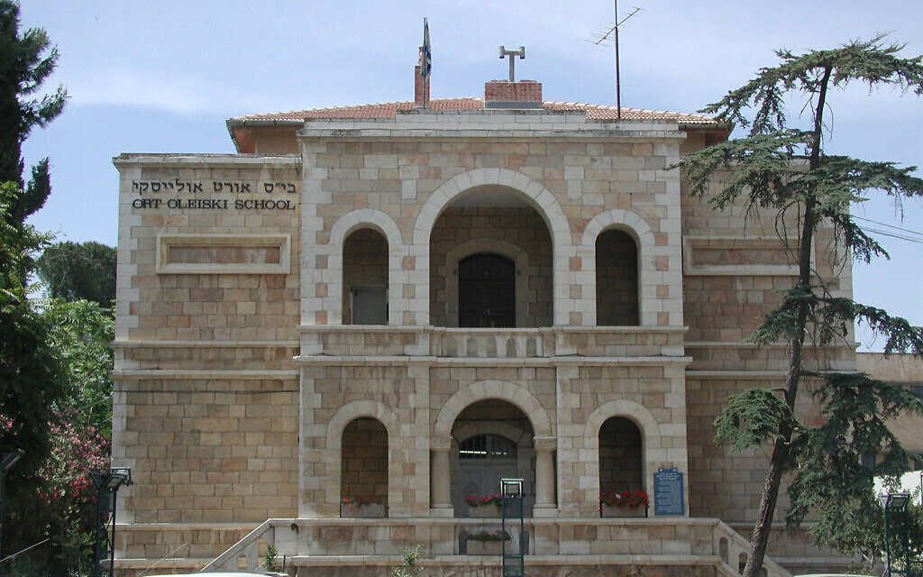 Une maison à deux étages réservée au chef de la communauté protestante allemande à Jérusalem (devenue aujourd'hui l'école Ort), conçue par l'architecte Paul Palmer, enterré dans le cimetière protestant de Jérusalem. (Crédit : Shmuel Bar-Am)