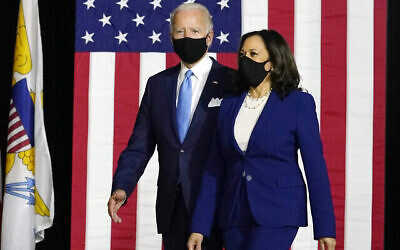 L'ancien vice-président Joe Biden, candidat démocrate à la présidence, et sa colistière, la sénatrice Kamala Harris, D-Californie, lors d’une conférence de presse au lycée Alexis Dupont à Wilmington, Delhi, le mercredi 12 août 2020. (AP Photo/Carolyn Kaster)