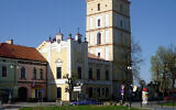 Vue de l'hôtel de ville et de la place du marché de Leżajsk, en Pologne, en 2010. (Wikimedia Commons / Krzysztof Dudzik via JTA)