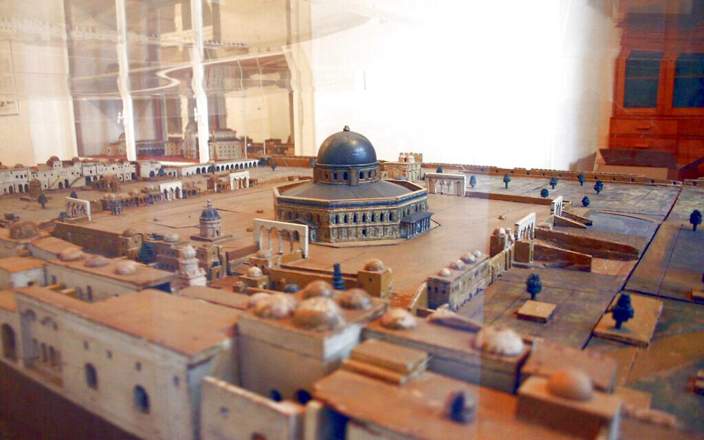 Une maquette du site de la mosquée Al-Aqsa créée par Conrad Schick, qui disposait d'une autorisations spéciale d'accès au site en tant qu'archéologue, Conrad Schick est enterré dans le cimetière protestant de Jérusalem. (Crédit : Shmuel Bar-Am)