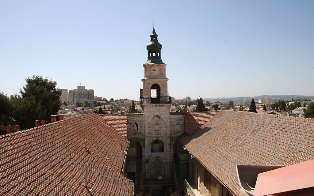 Un complexe érigé par Johann Ludwig Schneller, un missionnaire luthérien dévoué à Jérusalem au milieu du 19e siècle, enterré dans le cimetière protestant de Jérusalem. (Crédit : Shmuel Bar-Am)