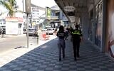 Des agents de police au centre commercial de Bilu après l'ouverture des magasins qui ont contrevenu en cela à la décision gouvernementale définissant leur fermeture le week-end, le 1er août 2020 (Capture d'écran/Douzième chaîne)