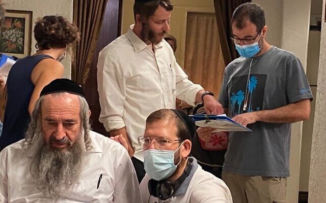 L'équipe de 'Les Shtisel' a commencé à filmer sa troisième saison très attendue au mois de juillet 2020 en pleine crise du coronavirus avec le réalisateur Alon Zingman, qui porte le masque, à l'extrême droite (Autorisation : YES Studios)