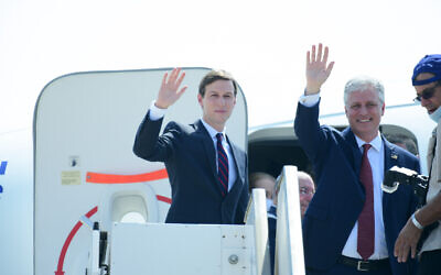 Jared Kushner, conseiller principal du président américain Donald Trump, et Robert O'Brien, conseiller à la sécurité nationale des États-Unis, saluent alors qu'ils montent à bord d'un avion d'EL AL avant leur départ de Tel-Aviv pour Abu Dhabi, vu à l'aéroport Ben-Gurion près de Tel-Aviv, le 31 août 2020. (Tomer Neuberg/Flash90)
