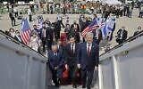 Le conseiller présidentiel américain Jared Kushner (au centre), le conseiller américain pour la sécurité nationale Robert OBrien (à droite) et le chef du Conseil national de sécurité israélien Meir Ben-Shabbat (à gauche) montent à bord du vol LY971 d'El Al, qui transportera une délégation israélo-américaine de Tel-Aviv à Abu Dhabi, à l'aéroport Ben Gourion près de Tel-Aviv le 31 août 2020. (NIR ELIAS / POOL / AFP)