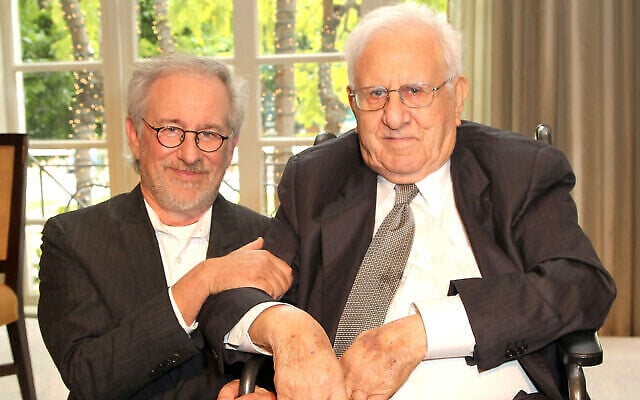 Steven Spielberg, à gauche, et son père Arnold Spielberg lors d'une remise de prix à l'USC Shoah Foundation, à Beverly Hills, États-Unis, le 26 avril 2012. (Crédit : FilmMagic/Getty Images/via JTA)