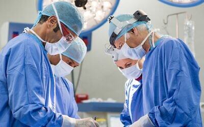 Photo d'illustration : Des chirurgiens pendant une opération (Crédit : Ridofranz, iStock by Getty Images)