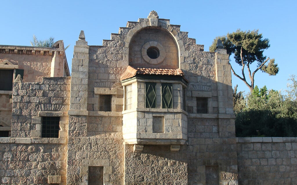 La maison Tabor, conçu par Conrad Schick, un missionnaire, artisan et archéologue, enterré dans le cimetière protestant de Jérusalem. (Crédit : Shmuel Bar-Am)