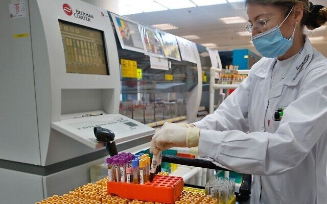 Une laborantine israélienne effectue des tests sérologiques au laboratoire des services de soins de santé Leumit à Or Yehuda, près de Tel Aviv, le 29 juin 2020. (Crédit : GIL COHEN-MAGEN / AFP) Une laborantine israélienne effectue des tests sérologiques au laboratoire des services de soins de santé Leumit à Or Yehuda, près de Tel Aviv, le 29 juin 2020. (Crédit : GIL COHEN-MAGEN / AFP)