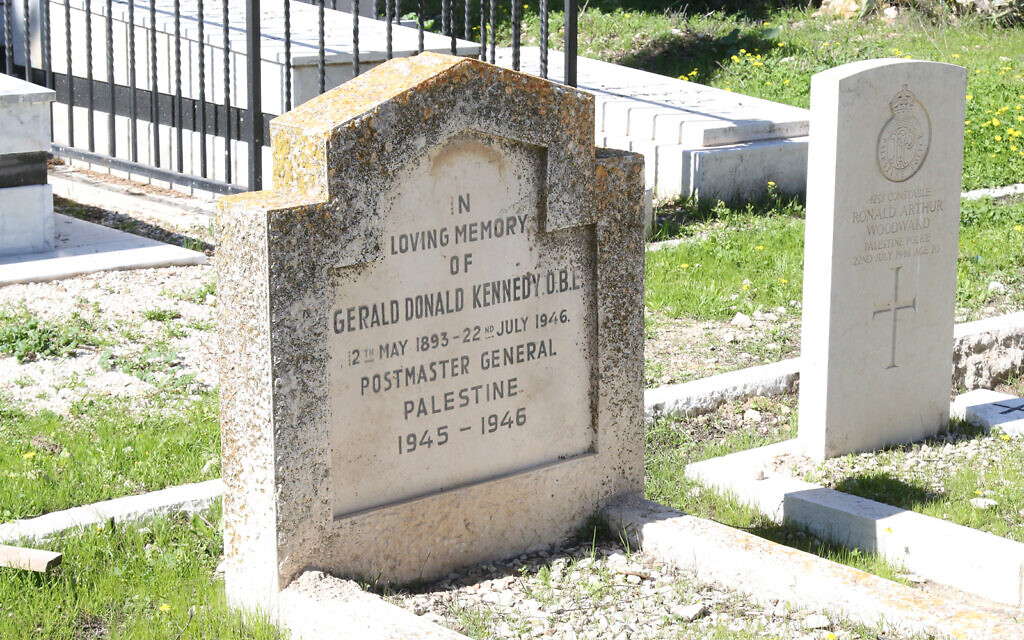 La tombe d'un général des Postes dans l'Israël actuel, Constable Ronald Arthur Woodward, mort à 20 ans dans un attentat à la bombe perpétré par le Jewish Underground à l'hôtel King David de Jérusalem en 1946. (Crédit : Shmuel Bar-Am)