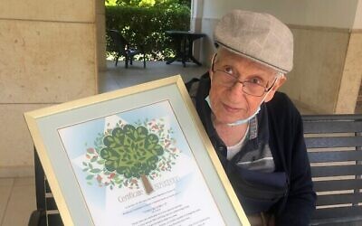 Le Prof. Sol Green avec son certificat du Keren Kayamet LeIsrael-Fonds national juif, qui lui a rendu hommage pour son 99e anniversaire en plantant 100 arbres en son nom, le 15 juillet 2020, Jerusalem. (Autorisation) Le Prof. Sol Green avec son certificat du Keren Kayamet LeIsrael-Fonds national juif, qui lui a rendu hommage pour son 99e anniversaire en plantant 100 arbres en son nom, le 15 juillet 2020, Jerusalem. (Autorisation)