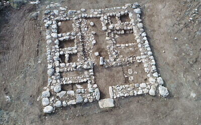une citadelle de 3 200 ans découverte près de la rivière Guvrin et du Kibboutz Gal On, en août 2020. (Crédit : Emil Aladjem/Israel Antiquities Authority)