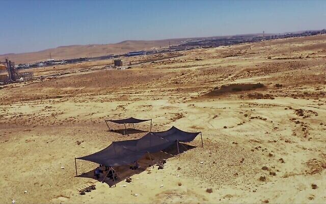 Vue aérienne d'un site unique de taille de silex à proximité de Dimona, dans le désert du Néguev, en Israël. (Emil Aladjem/Autorité israélienne des Antiquités)