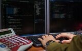 Illustration : Un soldat de l'armée israélienne du Corps C4I tapant sur un clavier d'ordinateur. (Crédit : Armée israélienne)