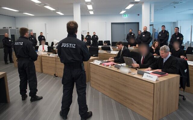 Des accusés du « groupe Freital », accusés d'avoir attaqué des réfugiés et des opposants politiques, lors d'un procès précédant, le 30 juin 2017, au tribunal correctionnel de Dresde, dans l'est de l'Allemagne. (PHOTO AFP / dpa / Sebastian Kahnert)