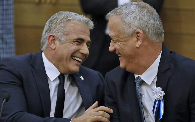 Les dirigeants de Kakhol lavan, Benny Gantz, (à droite), et Yair Lapid, (à gauche), éclatent de rire lors d'une réunion de faction à la Knesset, le 3 octobre 2019. (Menahem Kahana/AFP) Les dirigeants de Kakhol lavan, Benny Gantz, (à droite), et Yair Lapid, (à gauche), éclatent de rire lors d'une réunion de faction à la Knesset, le 3 octobre 2019. (Menahem Kahana/AFP)