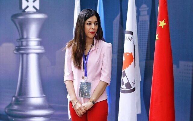 Shohreh Bayat avant le match entre Aleksandra Goryachkina (Russie) et Ju Wenjun (Chine) qu'elle va arbitrer lors des Championnats du monde d'échecs à Shangaï, le 11 janvier 2020 (Crédit : STR / AFP) / China OUT) Shohreh Bayat avant le match entre Aleksandra Goryachkina (Russie) et Ju Wenjun (Chine) qu'elle va arbitrer lors des Championnats du monde d'échecs à Shangaï, le 11 janvier 2020 (Crédit : STR / AFP) / China OUT)