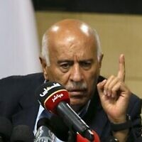 Jibril Rajoub, un haut responsable du Fatah, à Ramallah en Cisjordanie, assiste par vidéoconférence à une réunion avec le chef adjoint du Hamas Saleh al-Arouri (invisible) pour discuter du projet israélien d'annexer des parties de la Cisjordanie, le 2 juillet 2020. (Abbas Momani / AFP)