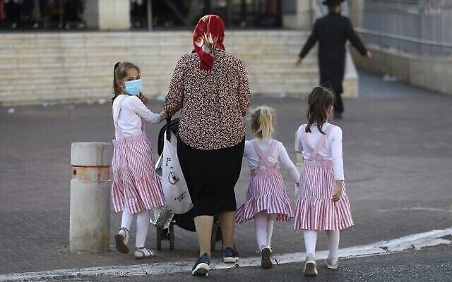 Illustration : des juifs ultra-orthodoxes dans l'implantation de Beitar Illit en Cisjordanie le 8 juillet 2020. (MENAHEM KAHANA / AFP)