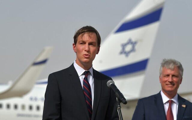 Le conseiller présidentiel américain Jared Kushner s'exprime aux côtés du conseiller à la sécurité nationale américain Robert O'Brien (à droite) devant un avion d'El Al à l'aéroport d'Abu Dhabi, suite à l'arrivée du tout premier vol israélien vers les EAU, le 31 août 2020. (KARIM SAHIB / AFP) Le conseiller présidentiel américain Jared Kushner s'exprime aux côtés du conseiller à la sécurité nationale américain Robert O'Brien (à droite) devant un avion d'El Al à l'aéroport d'Abu Dhabi, suite à l'arrivée du tout premier vol israélien vers les EAU, le 31 août 2020. (KARIM SAHIB / AFP)