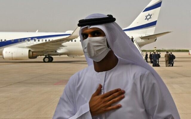 Un responsable émirati près d'un avion El Al qui a transporté une délégation israélo-américaine aux EAU suite à un accord de normalisation entre Israël et les Emirats arabes unis, à l'aéroport d'Abu Dhabi, le 31 août 2020 (Crédit :   KARIM SAHIB / AFP)