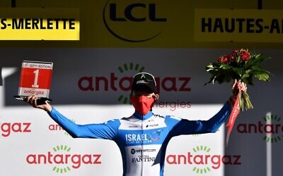 Krists Neilands, coureur letton d’Israel Start-Up Nation, reçoit le prix de la Combativité à l’issue de la 4e étape de la 107e édition du Tour de France, 157 km entre Sisteron et Orcières-Merlette, le 1er septembre 2020. (Anne-Christine POUJOULAT / POOL / AFP)